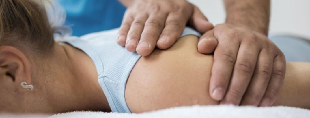 masażysta masuje plecy pacjentki